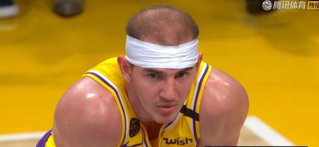 湖人打败鹈鹕,詹皇创下赛季新高,赛后拥抱秋歌和英格