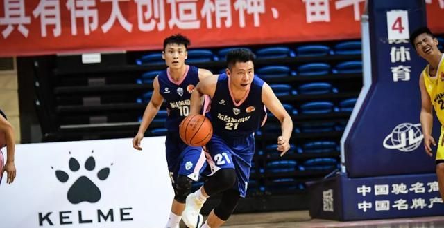 下了32分4助攻,齐浩彤也砍下了21分8篮板,朱近丹则拿下14分常州队方面