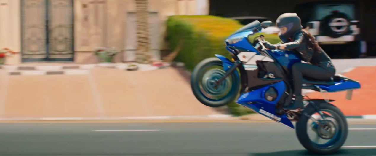 成龙新片急先锋又猛又硬还不忘告诉我们头盔的重要性