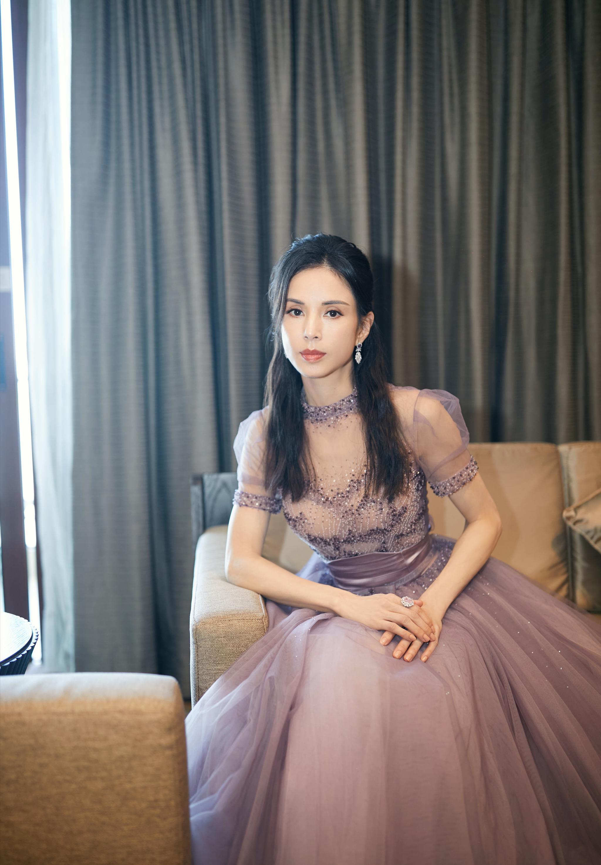 李若彤不愧最美小龙女54岁穿紫色薄纱裙太仙a4腰让人自卑