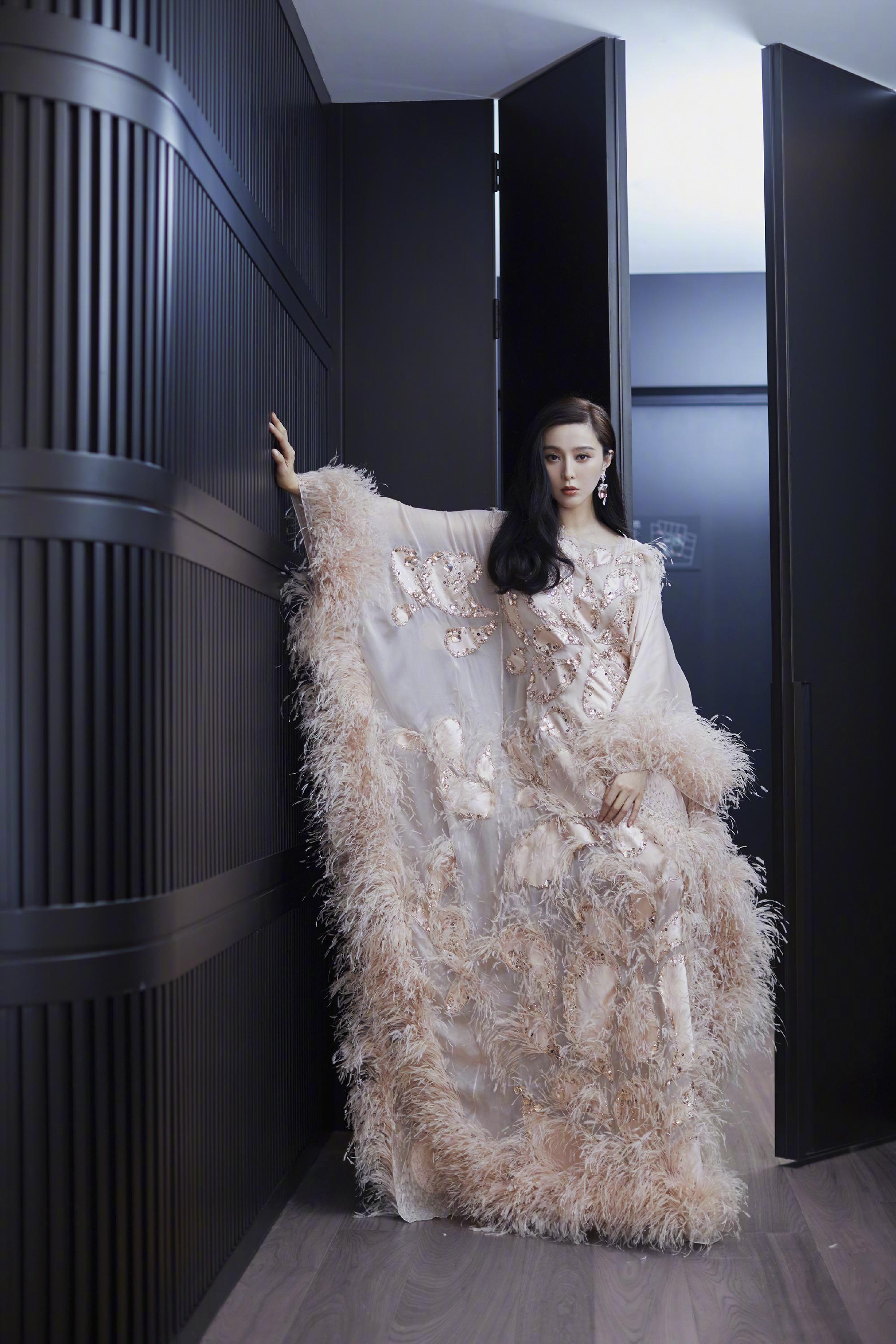 走出逃税风波范冰冰高调亮相华鼎奖一袭黑色开叉长裙明艳动人