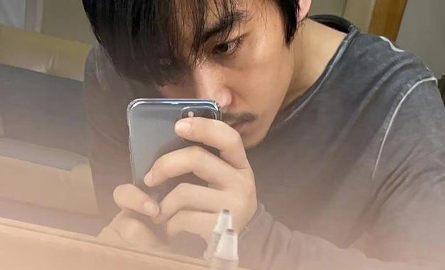 陈晓晒自拍帅回小鲜肉留络腮胡子显沧桑老气新戏演技大爆发