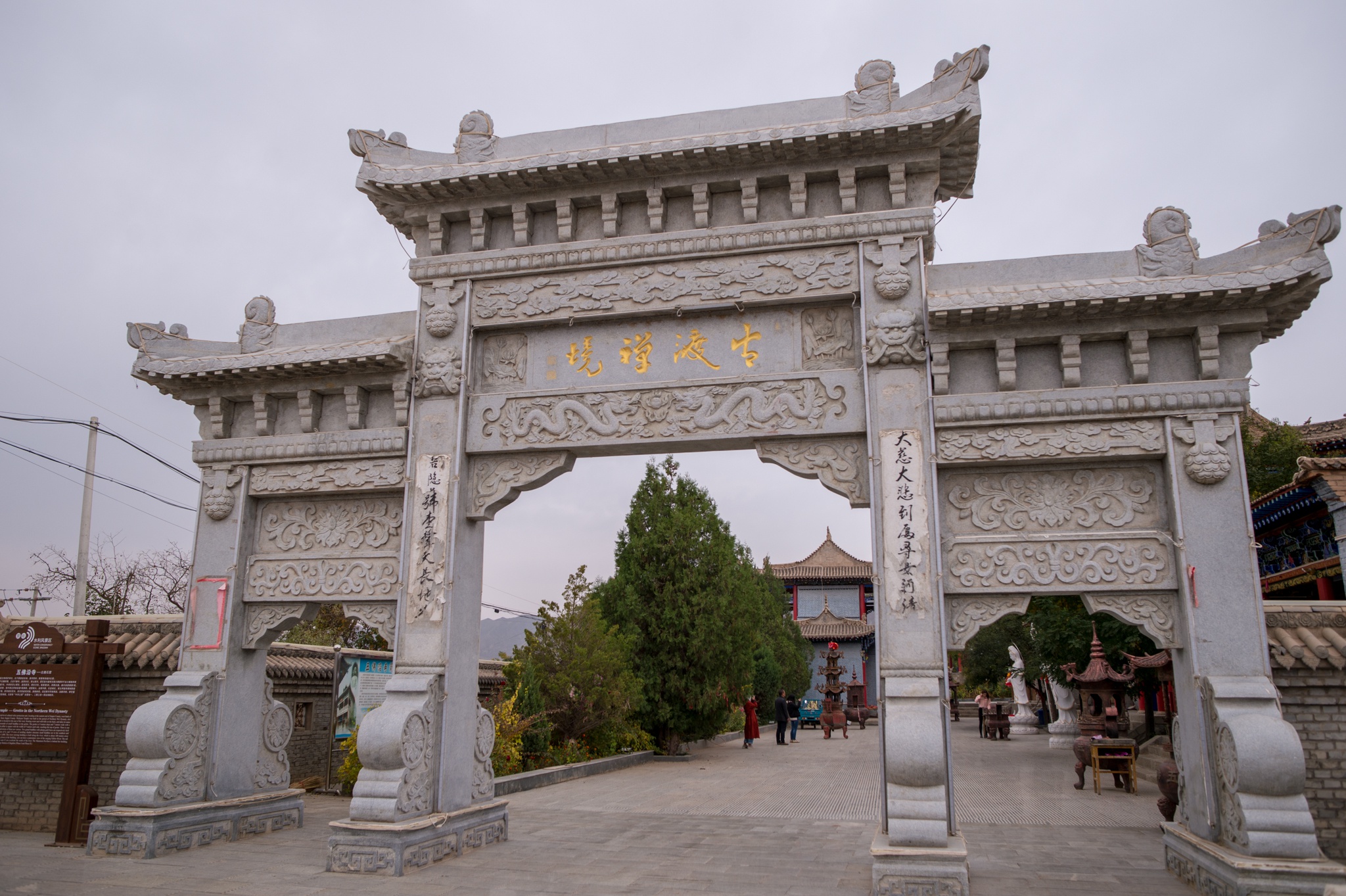 甘肃黄河边有一座古寺,藏有1500多年历史的石窟,知道的游客不多