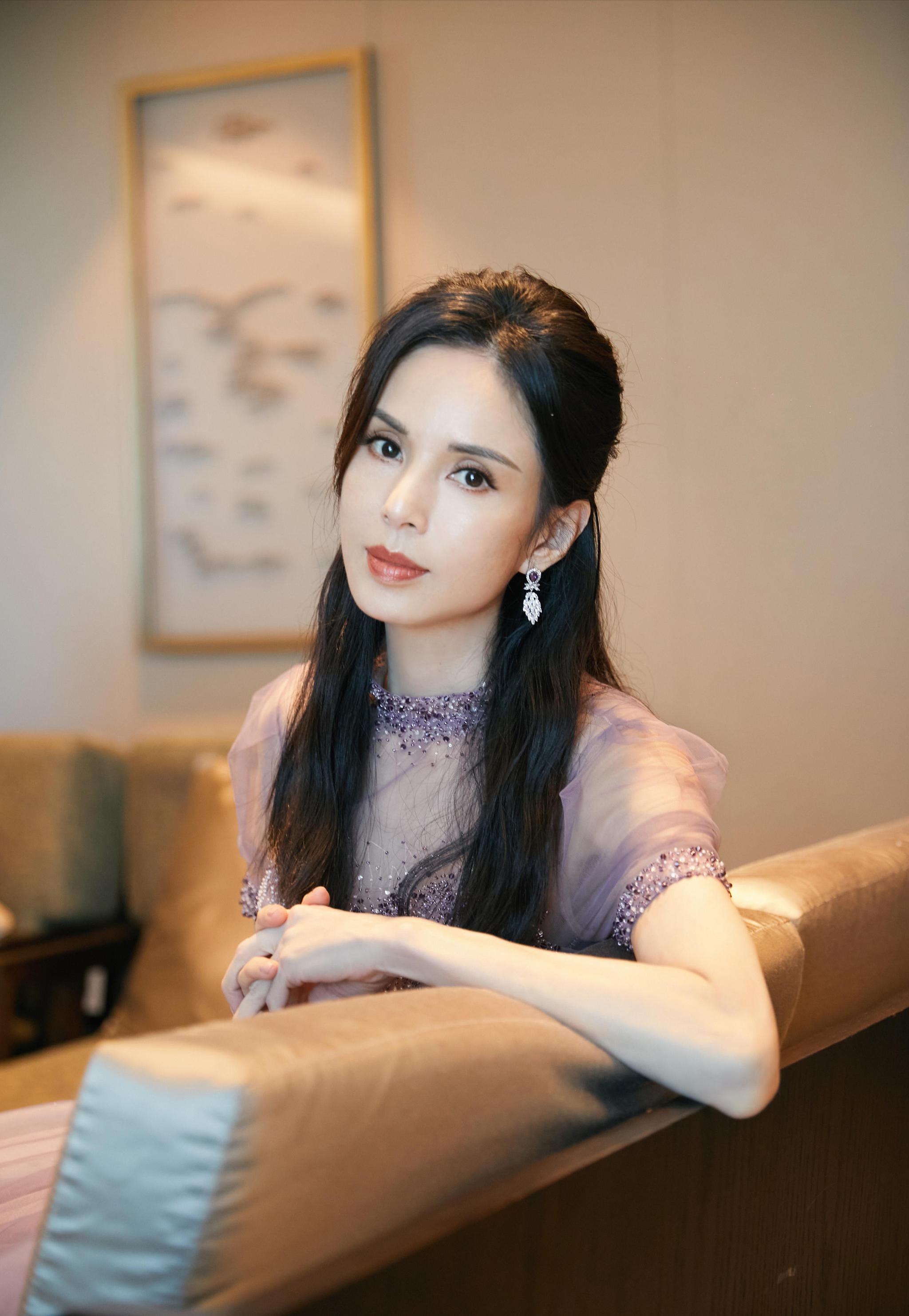 减龄可以说是女明星们一直追求的穿搭效果,最简单和最直观的方法就是