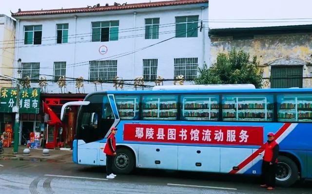 鄢陵县图书馆流动服务车进校园啦!