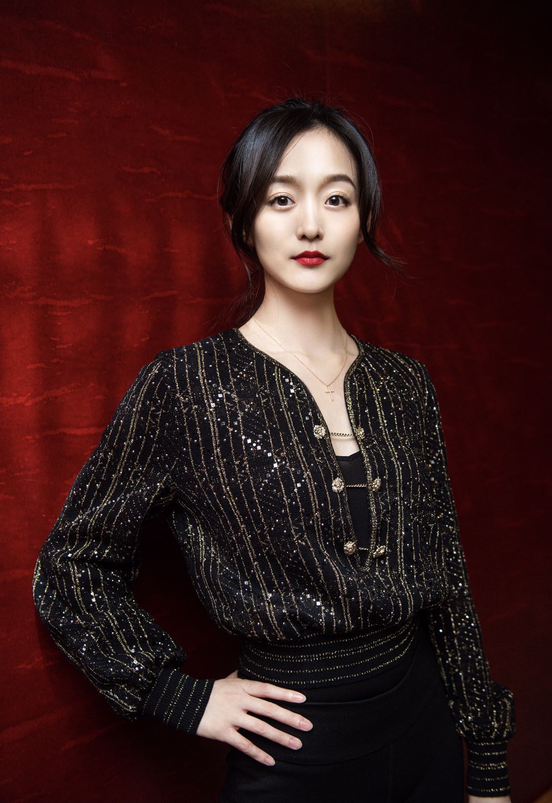 超羡慕何泓姗的好衣品,金丝线条上衣 黑色裤,超显腿长
