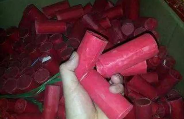 将巨型鞭炮放入水桶中会怎样老外亲测场面太硬核了