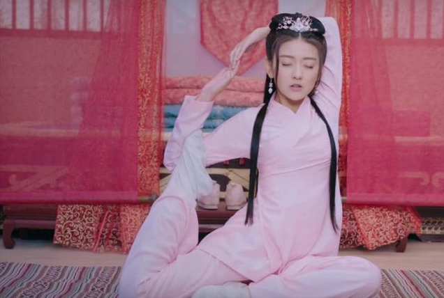 这部剧主要讲的是拥有"双重性格",曾与大王爷墨奕怀暧昧不清的曲檀儿