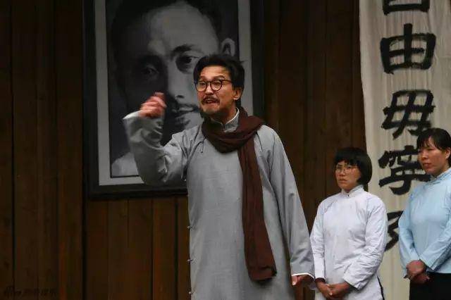 在《风声》里,他饰演了笑里藏刀,阴险毒辣的六爷,一张皮笑肉不笑的脸