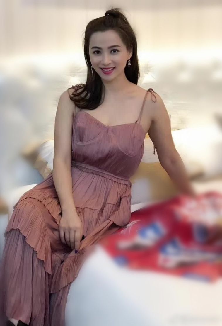 45岁麦家琪与20年前几乎无异依然有迷人的眼神迷人的身材