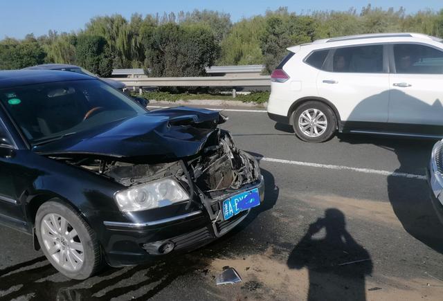 天津大众帕萨特高速追尾国产揽胜两车主下车后都说很庆幸