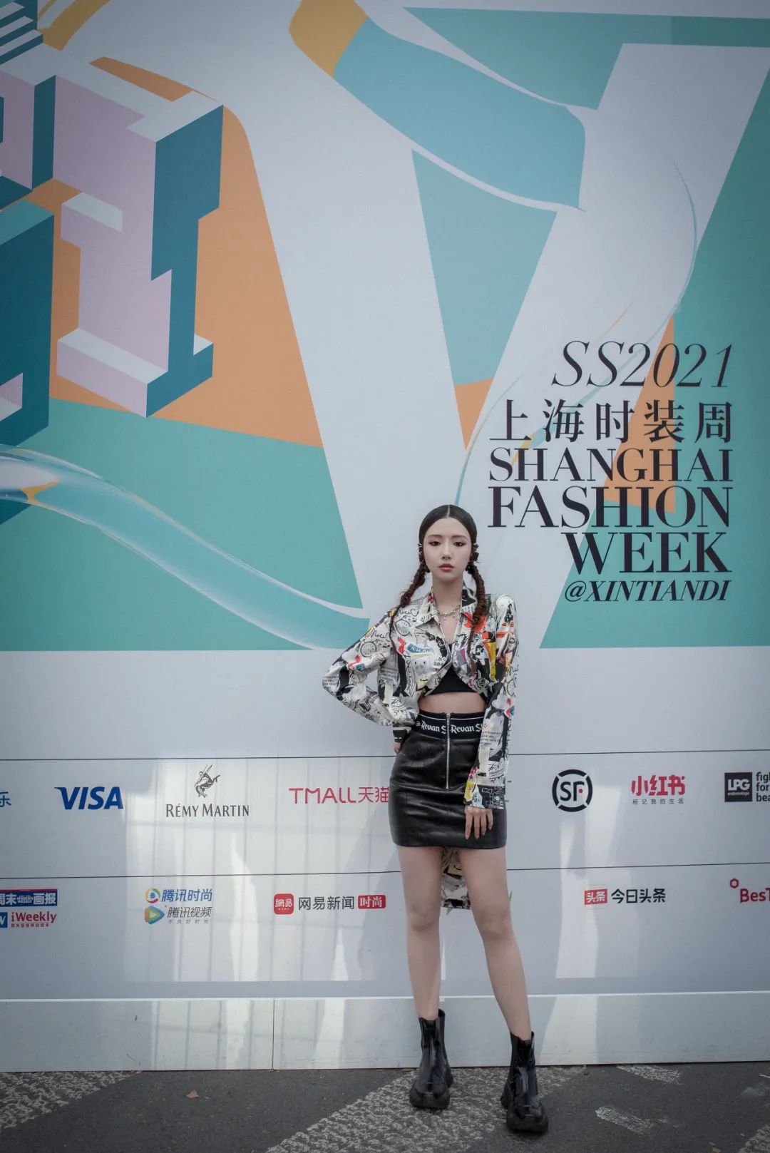 刘美麟受邀出席上海时装周 诠释不同时尚造型