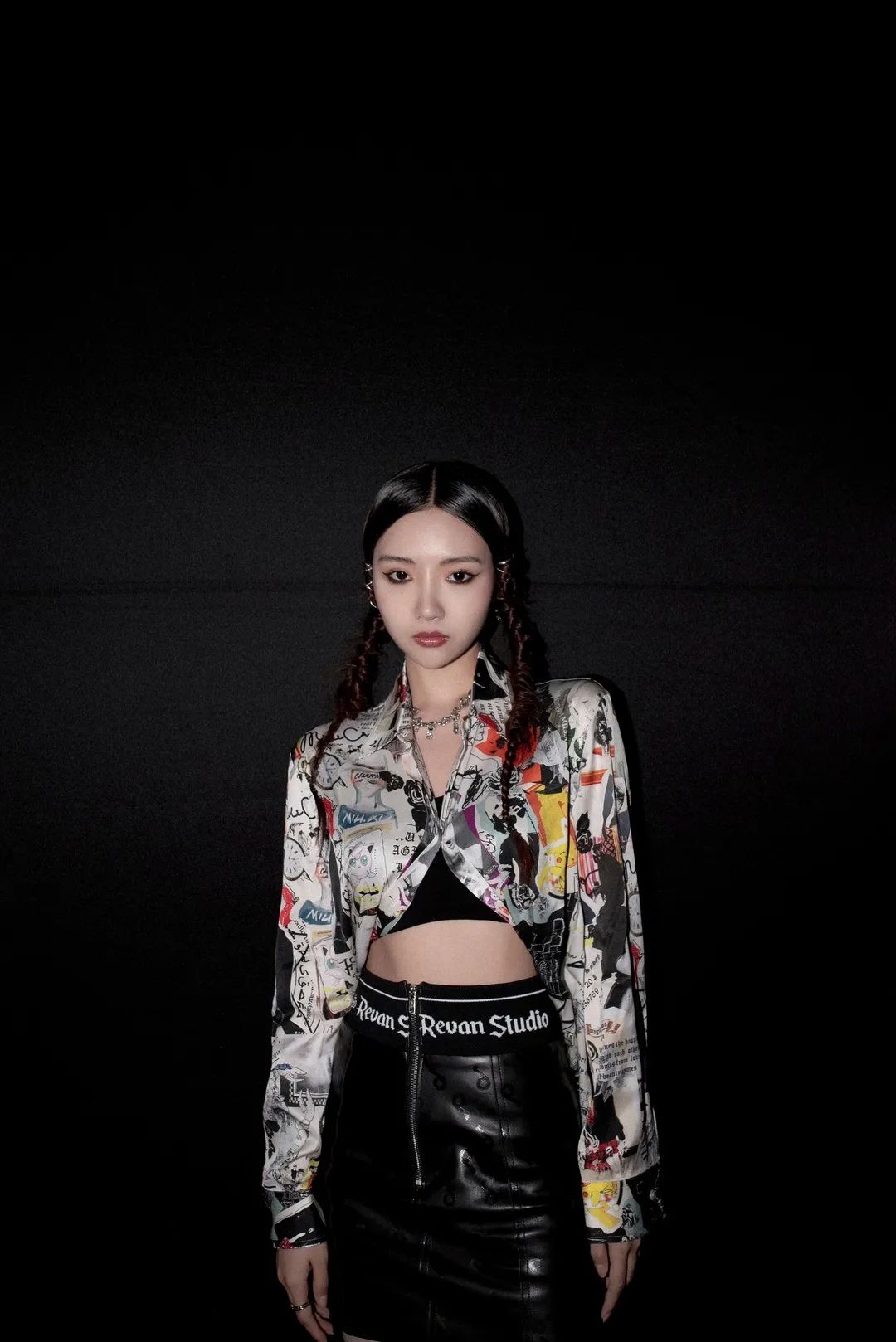 刘美麟受邀出席上海时装周 诠释不同时尚造型