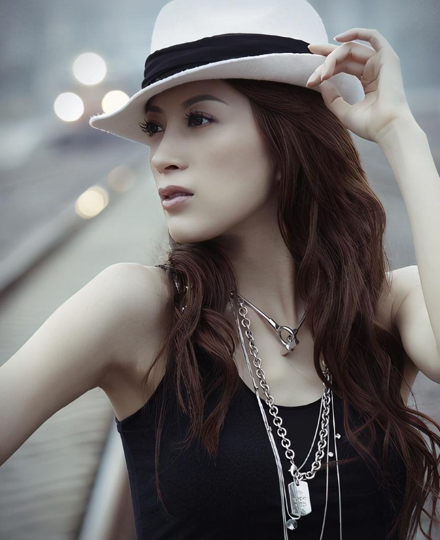 45岁金巧巧秀高难度一字马,身材窈窕体态佳,看不出已步入中年