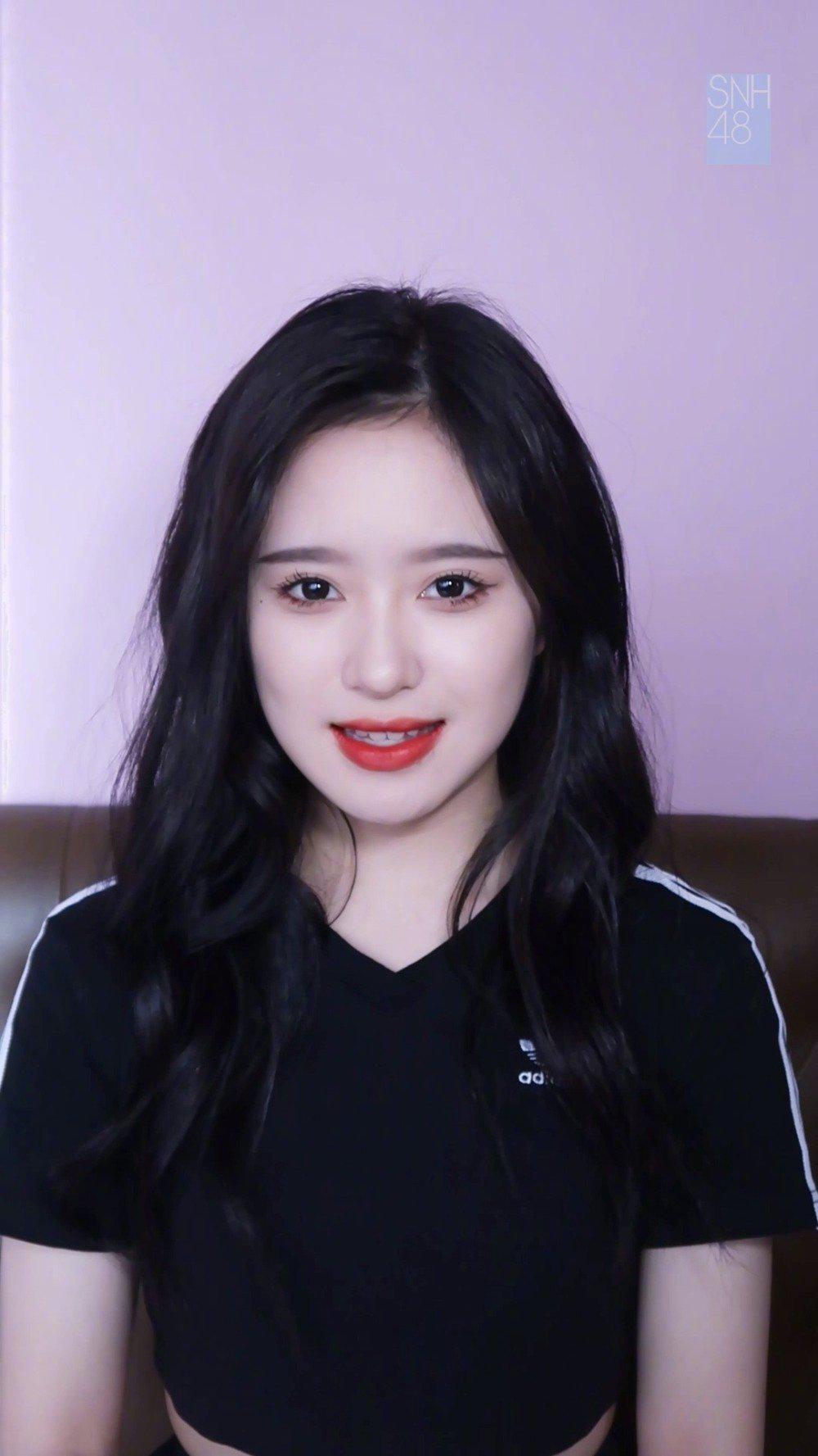 她是snh48十四期生@snh48-邓歆玥 这是来自四川成都的姑娘