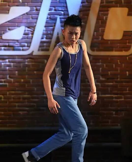 王锵早年cos曝光野性糙汉曾是女装大佬反差让粉丝直呼辣眼