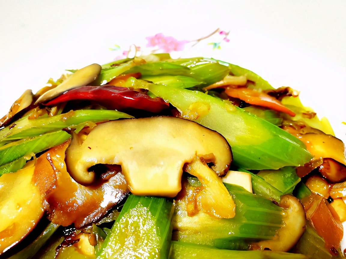 家常版西芹炒香菇,色彩丰富,味道香浓,下酒又下饭,超级好吃哦