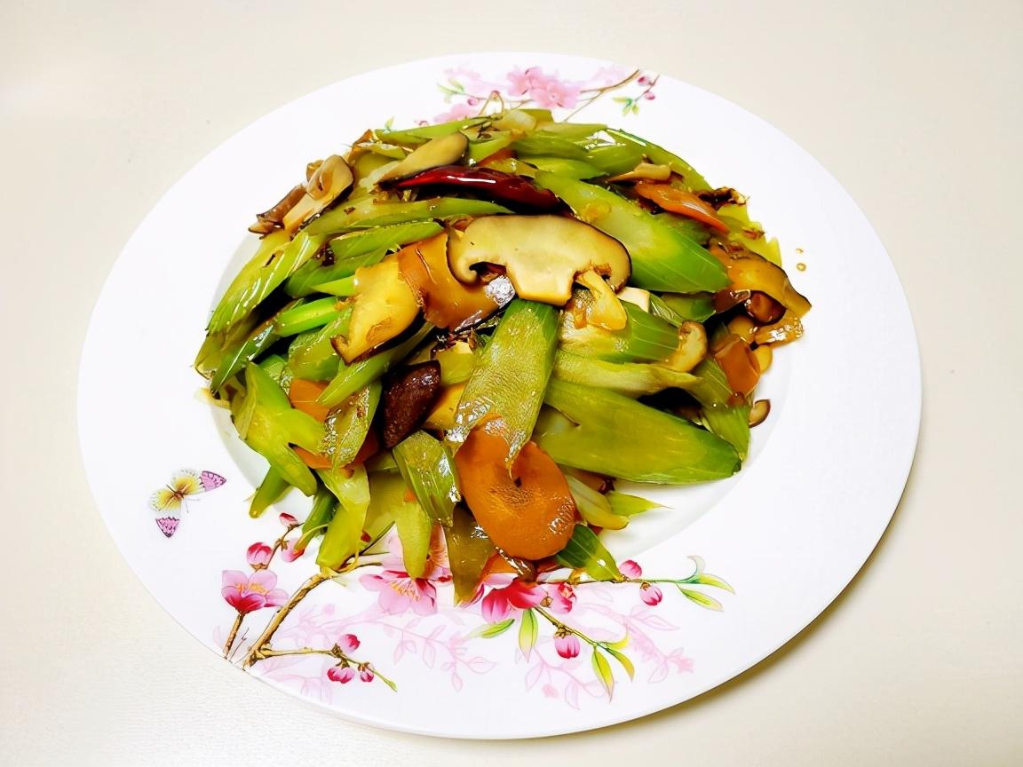 家常版西芹炒香菇,色彩丰富,味道香浓,下酒又下饭,超级好吃哦