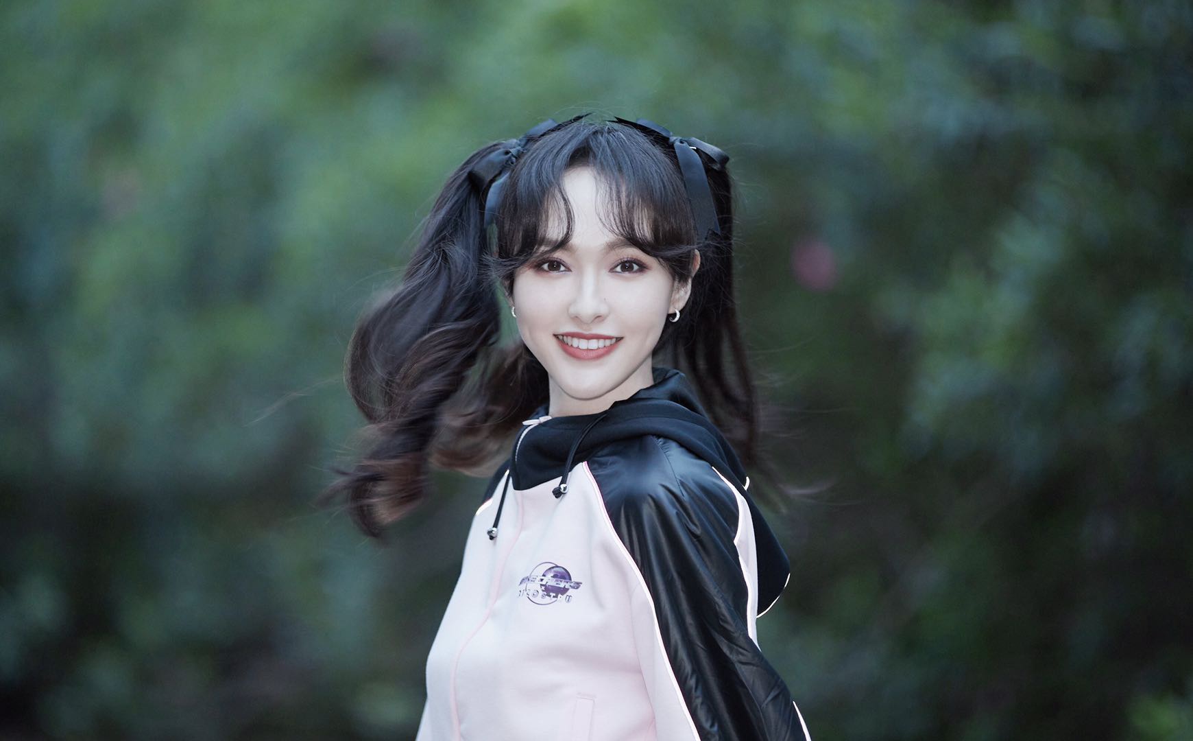 唐嫣双马尾搭配运动套装,很少见,一副甜美可爱的模样,相当圈粉