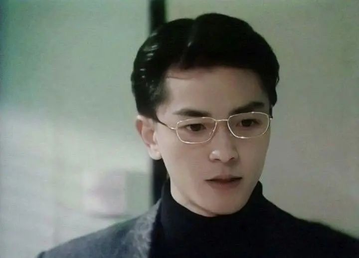 郑伊健罕见短发造型曝光戴眼镜风度翩翩颜值秒杀小鲜肉