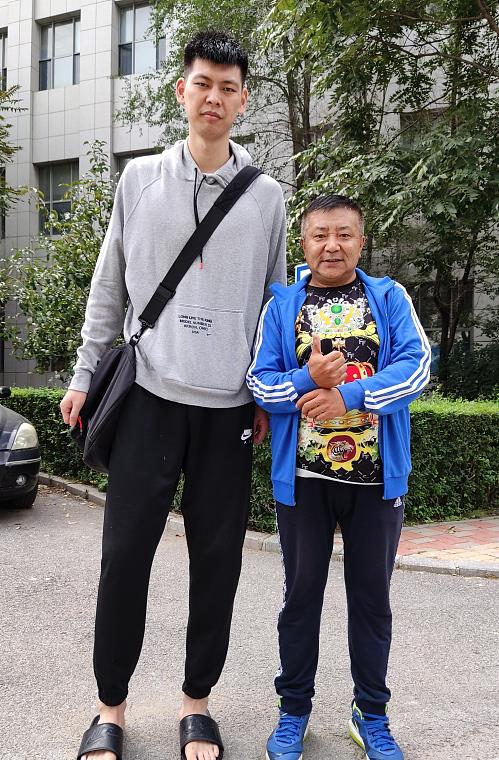 不过实话实说,身高2米18的朱荣振确实值得培养.