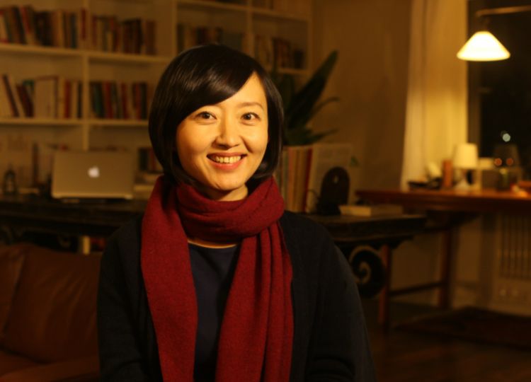 2013年,柴静突然宣布退出中央电视台,同年她在美国与摄影师赵嘉结婚.