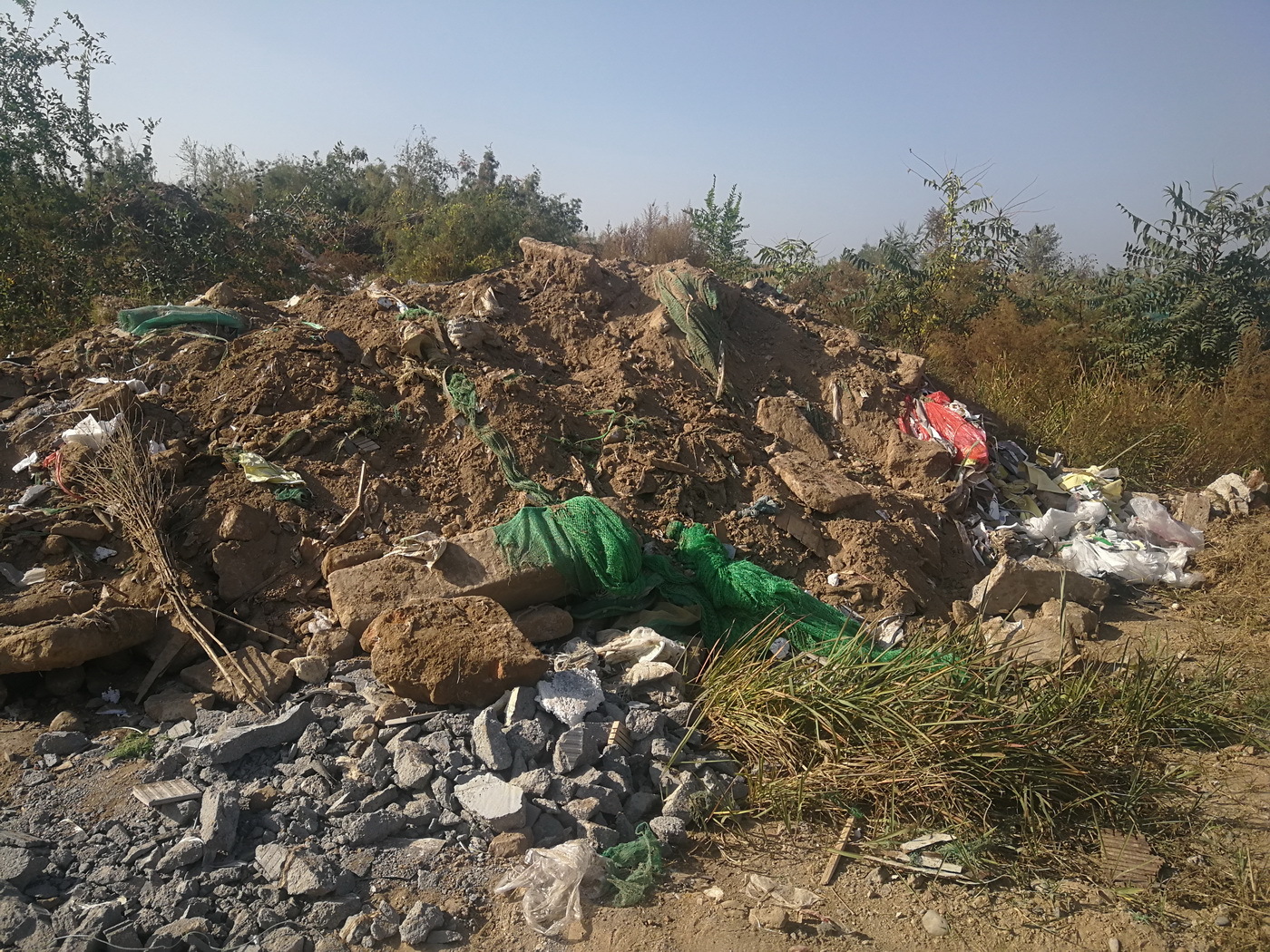 山东滨州:北外环变渣土场 垃圾横飞尘土漫天