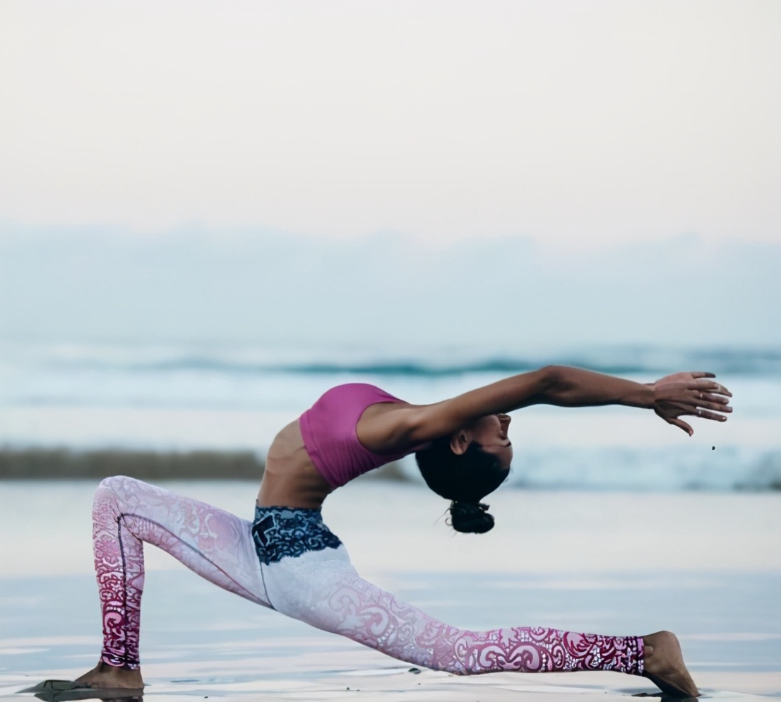 45岁金巧巧秀高难度一字马,身材窈窕体态佳,看不出已步入中年