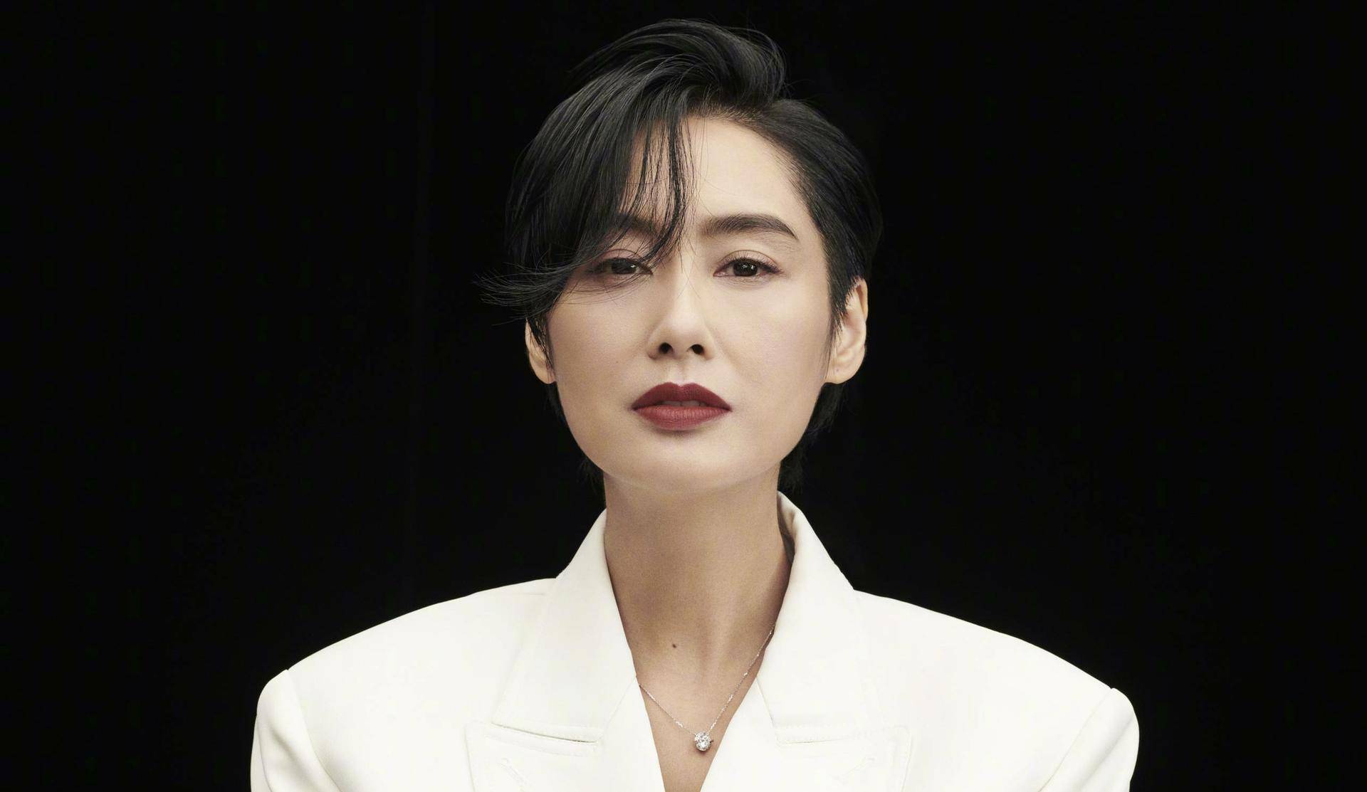 被赞"最正宗港风"——48岁朱茵短发出镜致敬经典,魅力不减当年