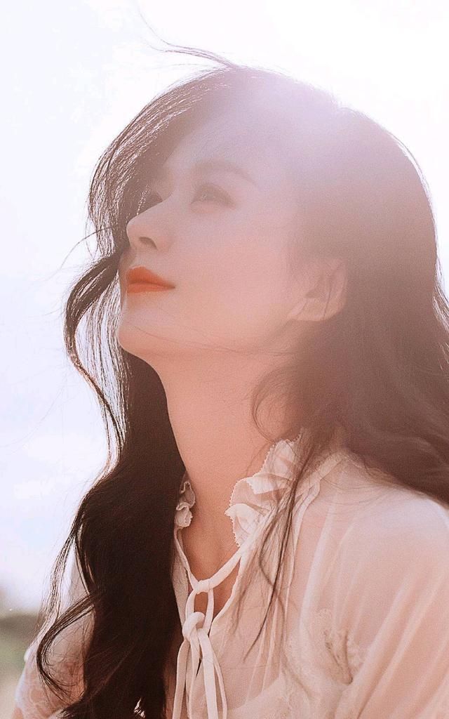 颖宝生日头戴皇冠被鲜花簇拥,双手许愿甜美可爱