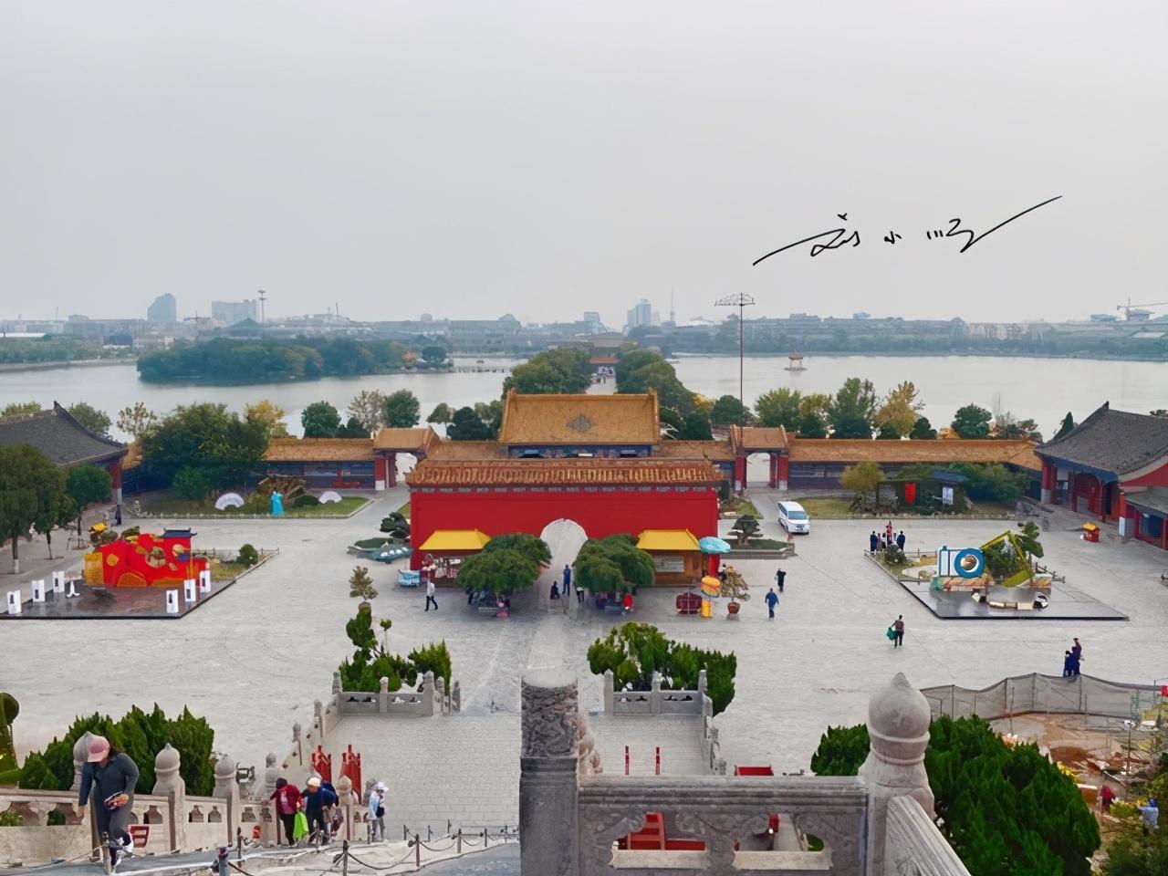 龙亭公园"位于开封市中山路北端,是国家4a级旅游景区,顾名思义,"龙亭