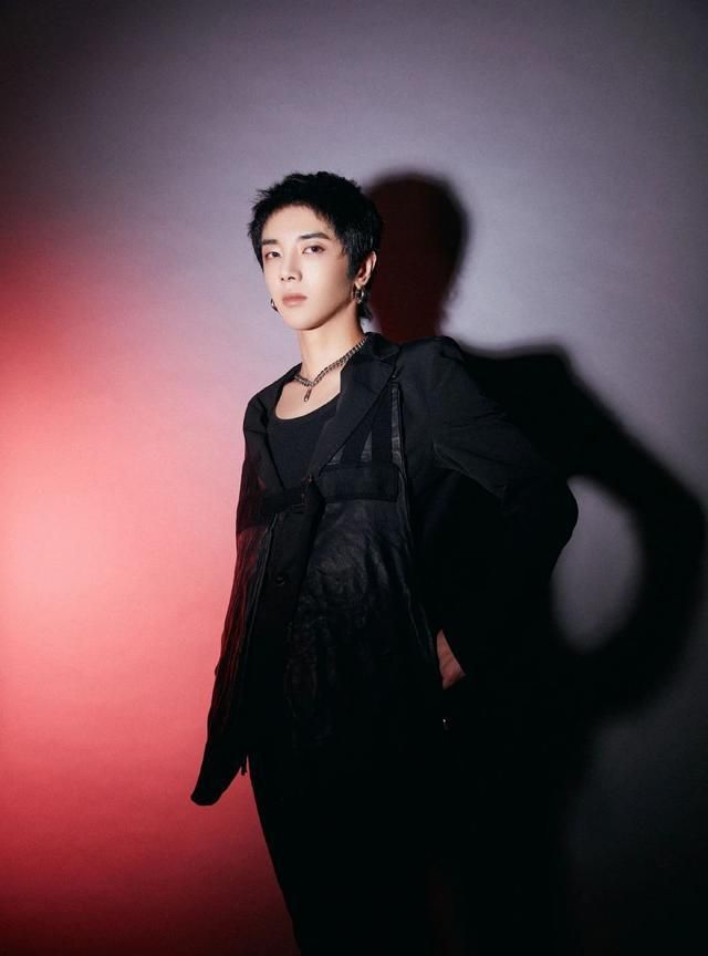 华晨宇壁纸:一身黑色修身西装的花花,酷帅有型超个性啊!