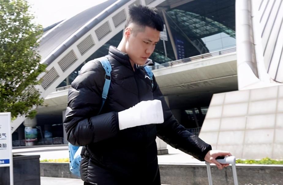 贺天举这边则是在最近训练的时候出现了手部骨折,恢复时间虽然没有