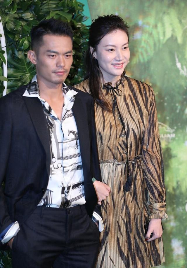 谢杏芳178身材太惊艳,虎纹连衣裙大长腿好吸睛,比老公还要高