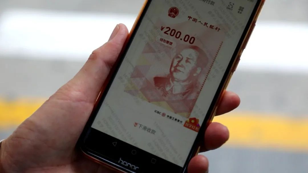 进入app后只需要手机号和验证码便可注册完成,打开就是一个人民币样式