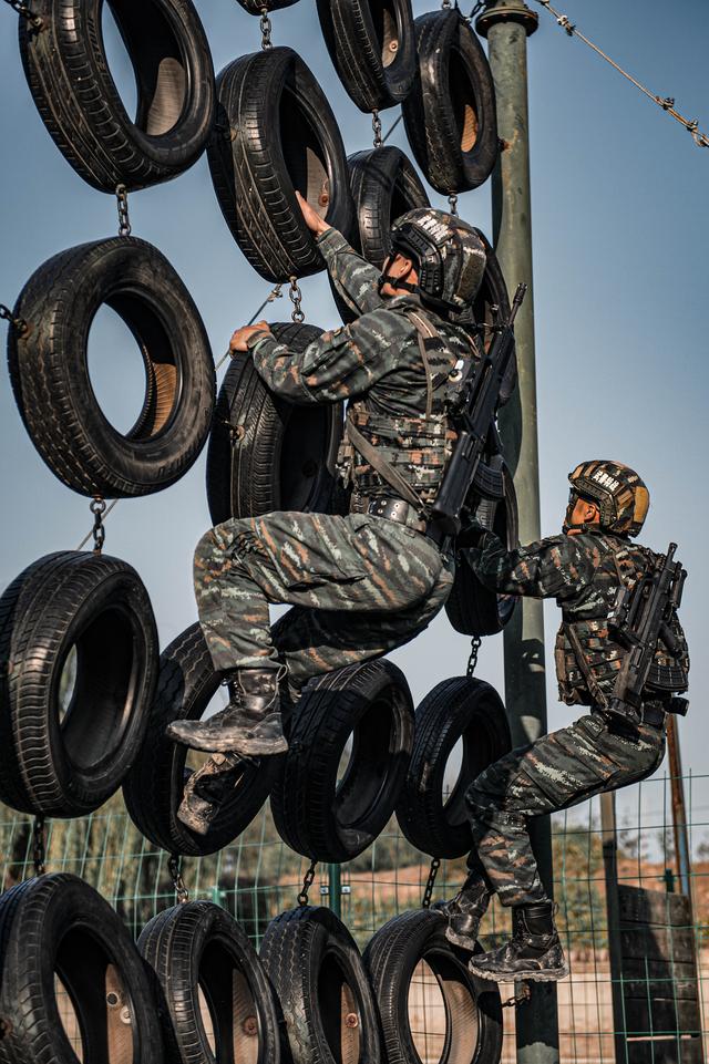 武警特战队员们的极限训练,果然威武霸气武警特战女兵的训练日常