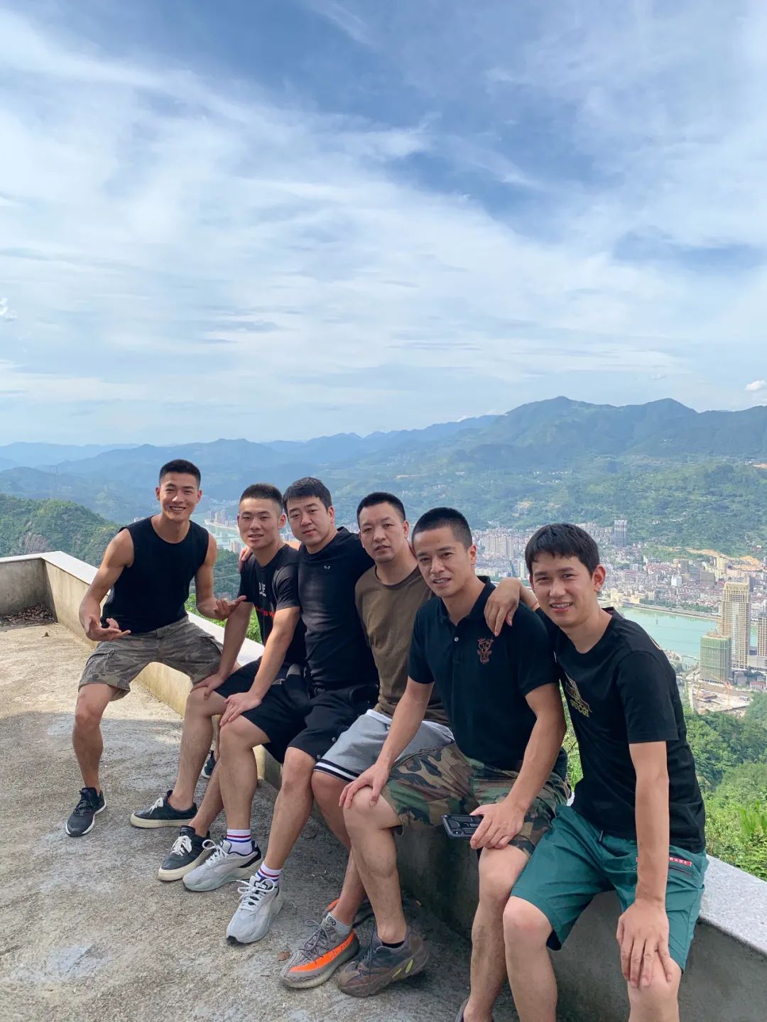 张俊杰(左一),麻功佐(右二)和兄弟们在一起.受访者供图