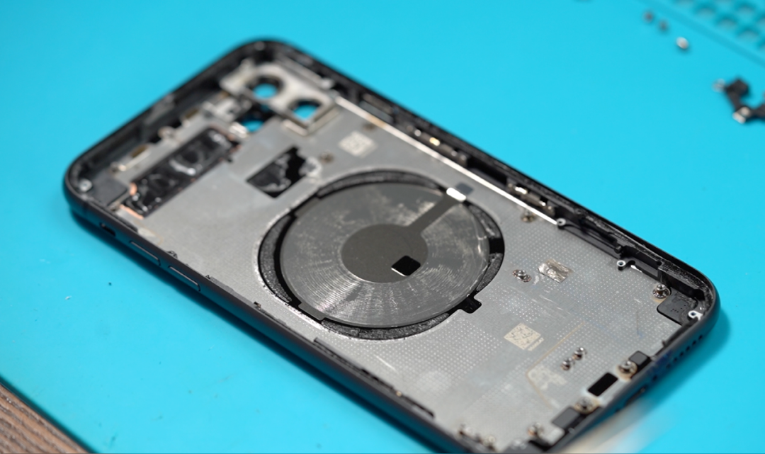 了一块便宜的国产屏幕,第二个需要采购的就是后盖,后摄像头,天线排线