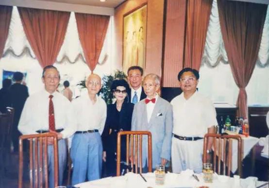 馆馆长徐福生(右一)宴请陆久之馆员(右二)与夫人陈瑶光(右三)及其家人