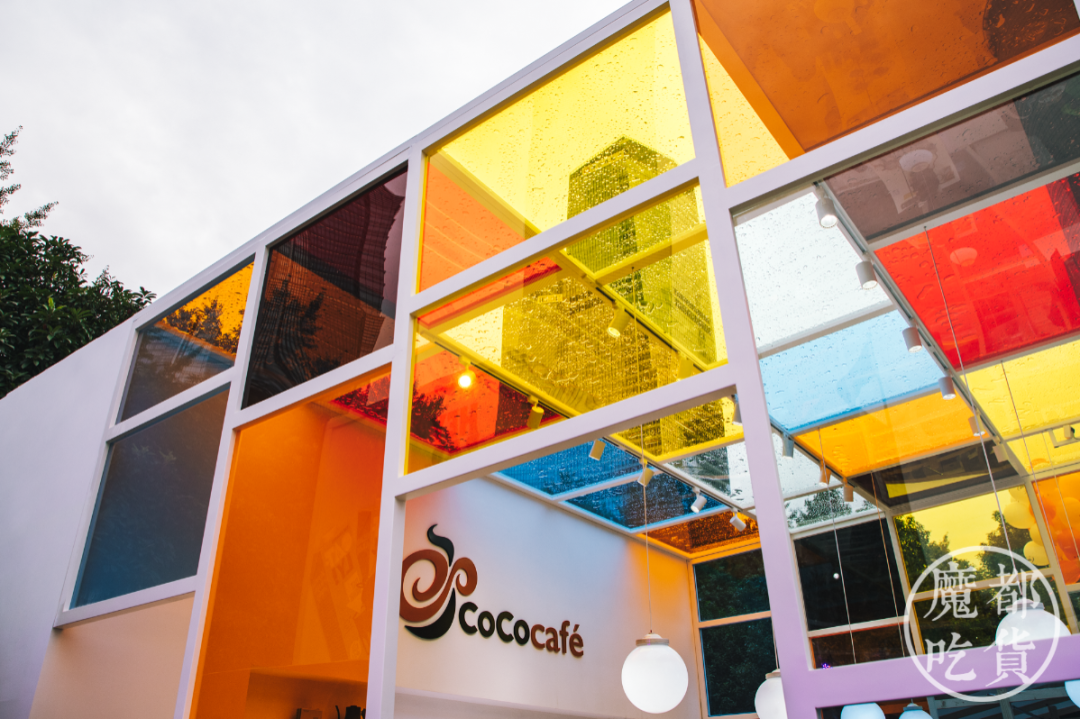 彩色玻璃屋独树一帜,咖啡节开幕的第一天有些小雨,雨水滴在五彩的玻璃