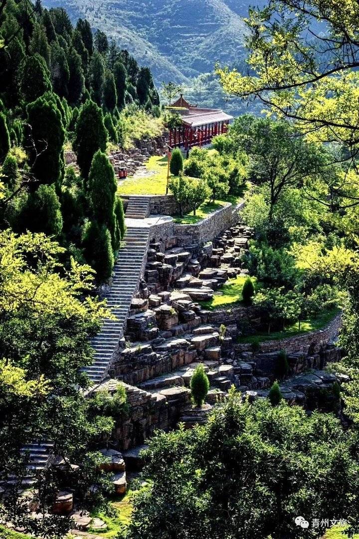 正文     胡林古景区坐落于山东省青州市王坟镇西南部山区,为国家aaa