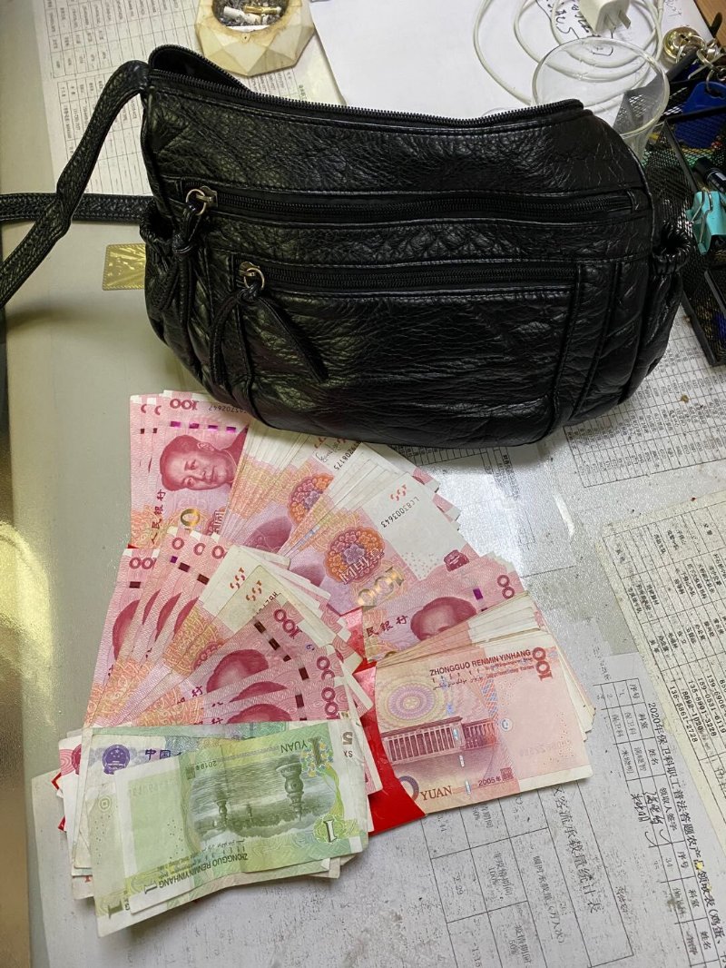 趵突泉公园保安捡到一个钱包,里面有8500块钱