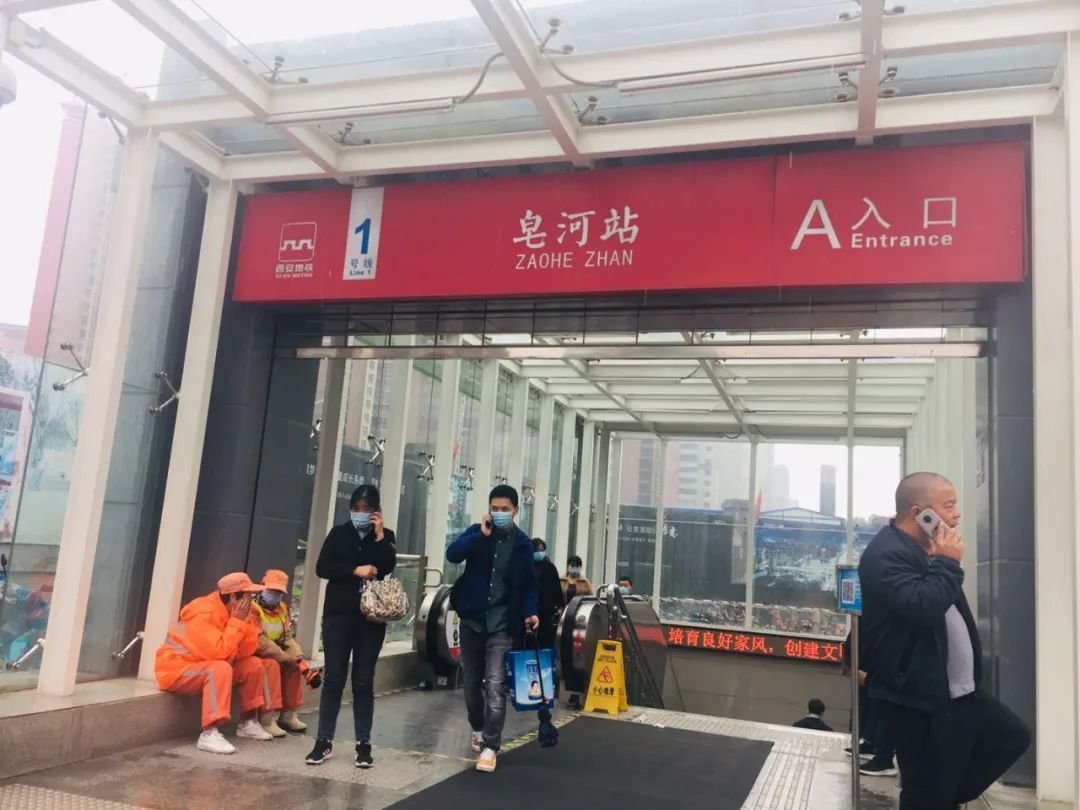 首先在交通上,项目距离地铁1号线皂河站约200米,门口有336,901,901