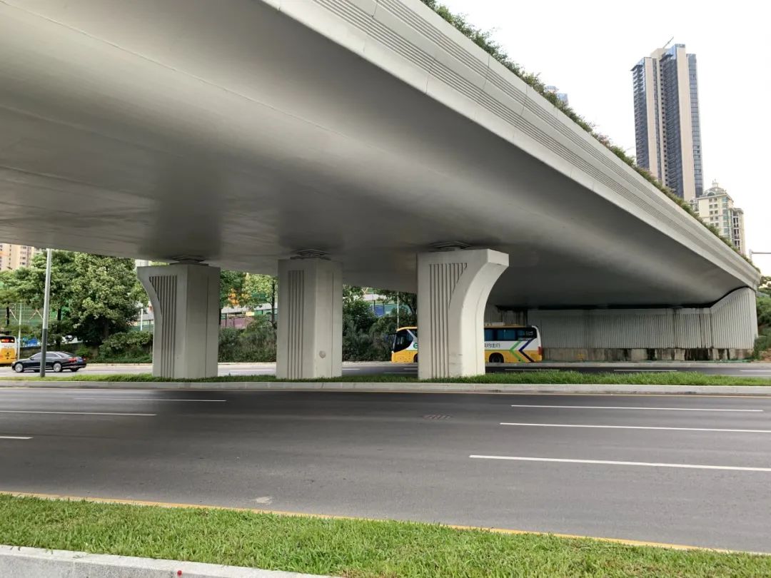 在玉泉立交,跨线桥上部采用鱼腹式钢箱梁,下部桥墩采用矩形花瓶墩