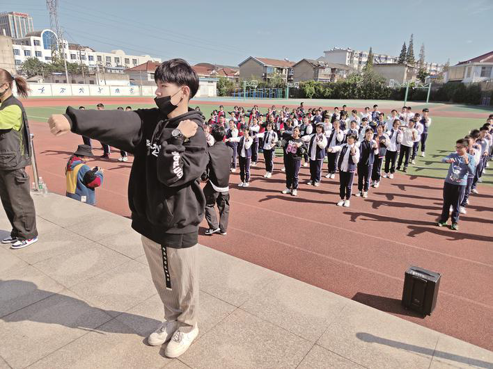 海军中学试点"街舞版"课间操