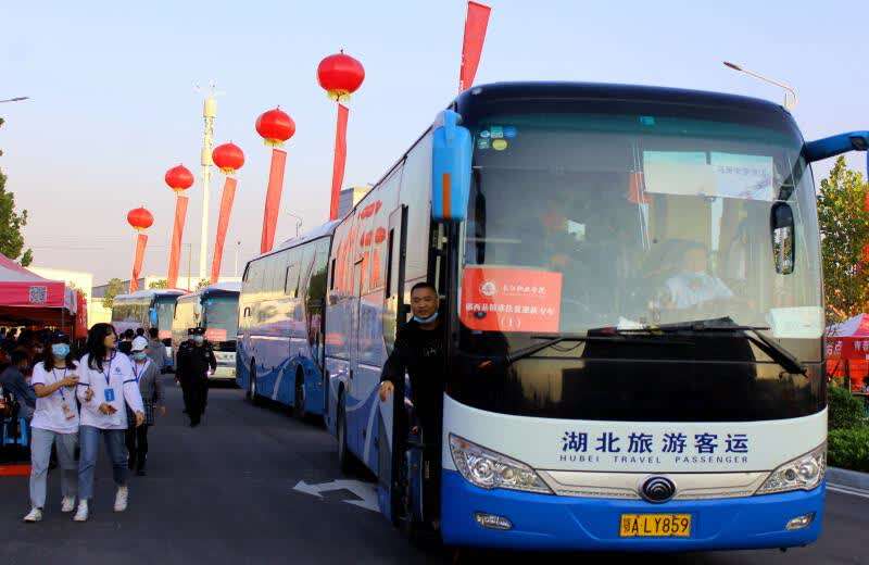 湖北一高职500公里外专车迎新