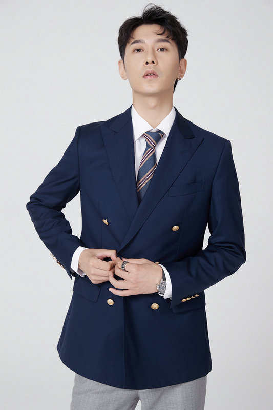 祁圣翰时尚写真曝光 西装革履尽显绅士风度