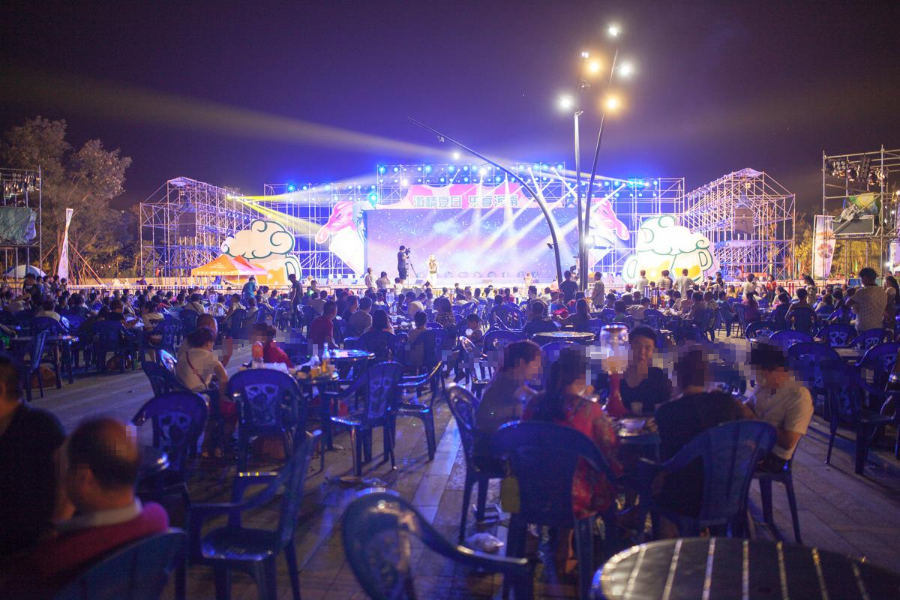 嫌奖品少,玉林三名男子竟现场疯狂砸场,这脾气真冲!