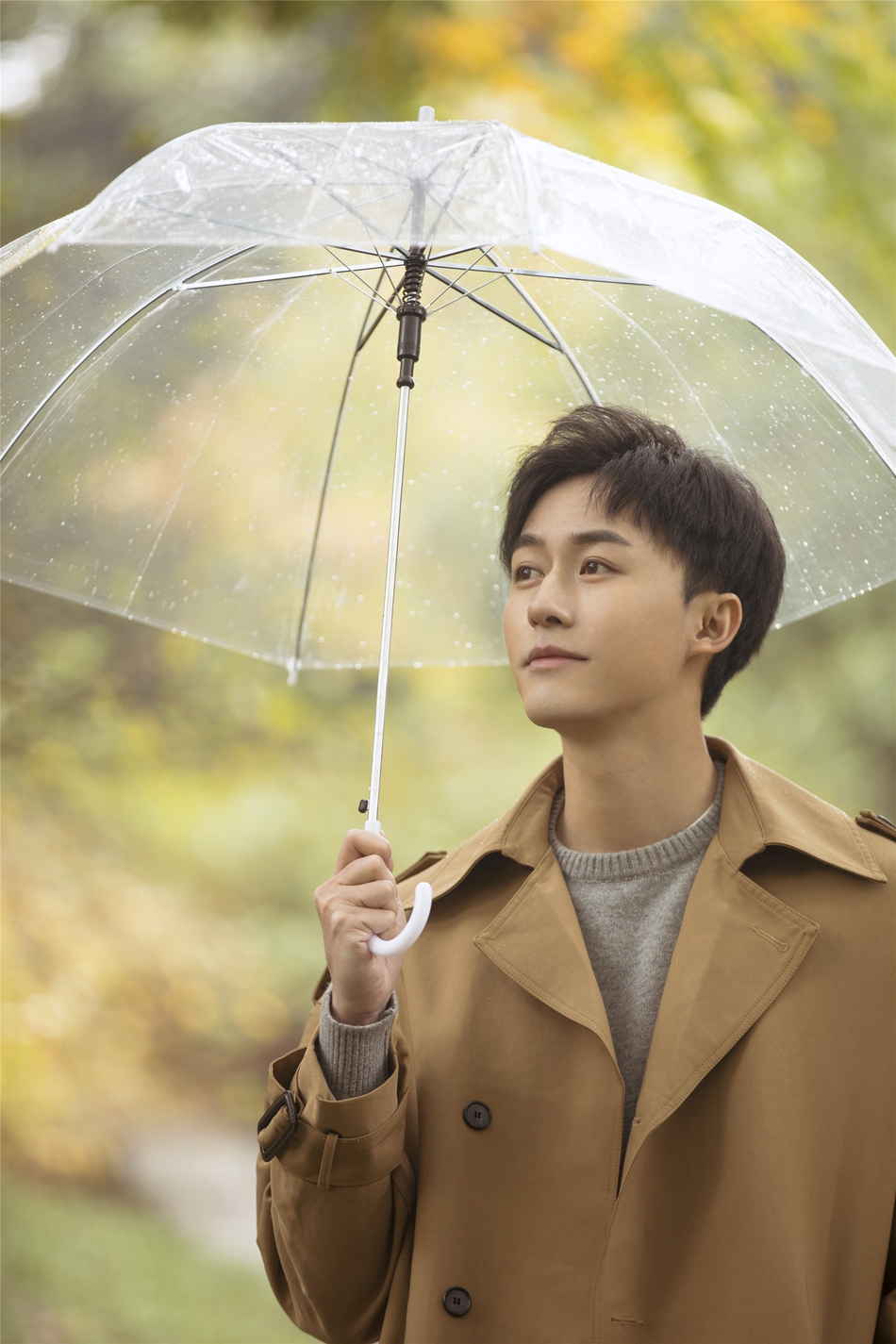 演员付嘉秋日写真曝光 风衣造型温暖治愈