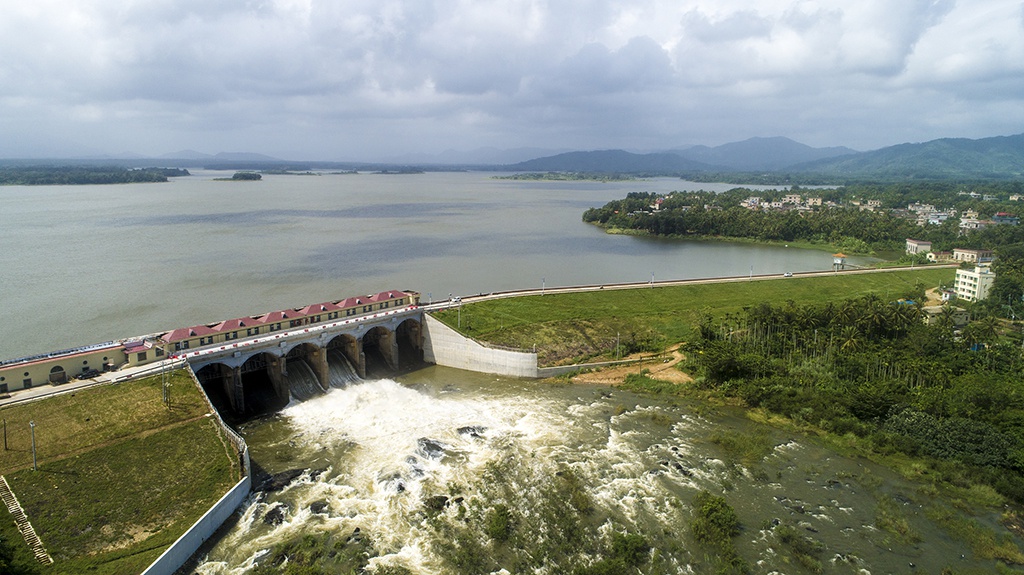 海南:万宁水库泄洪腾库容